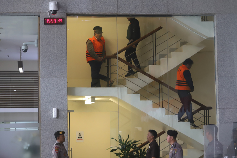 KPK tahan 3 tersangka kasus suap Inhutani di Lampung (Ashar/SinPo.id)