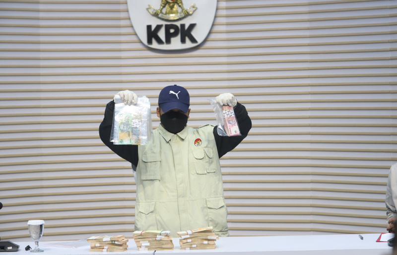 KPK tahan 3 tersangka kasus suap Inhutani di Lampung (Ashar/SinPo.id)