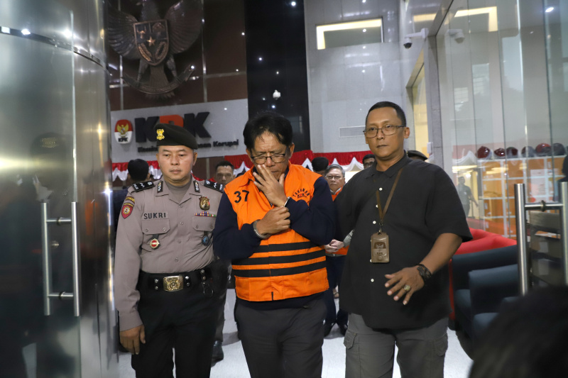 KPK tahan 3 tersangka kasus suap Inhutani di Lampung (Ashar/SinPo.id)