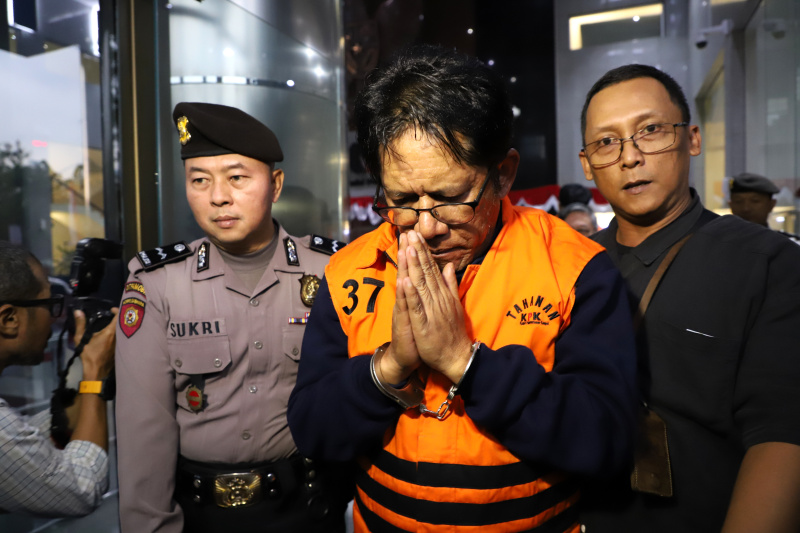 KPK tahan 3 tersangka kasus suap Inhutani di Lampung (Ashar/SinPo.id)