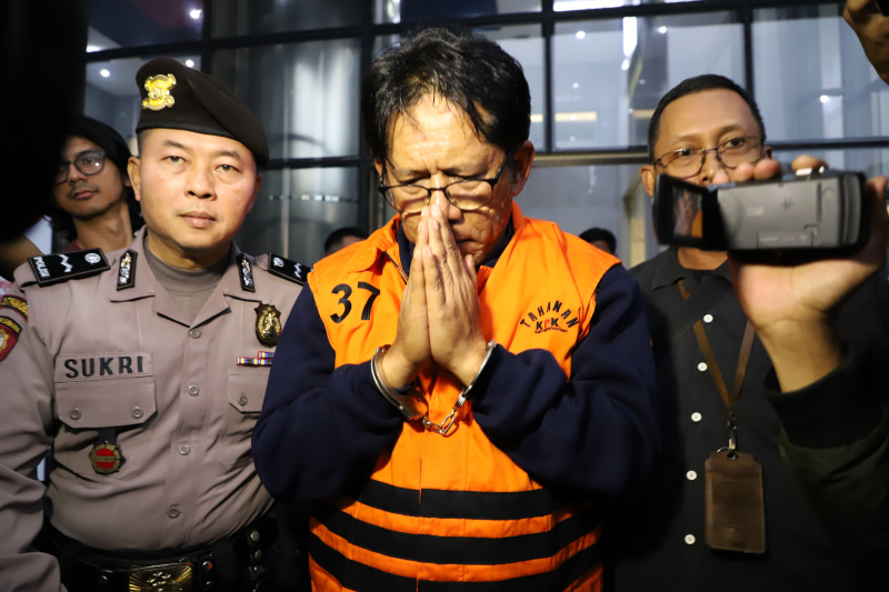 KPK tahan 3 tersangka kasus suap Inhutani di Lampung (Ashar/SinPo.id)