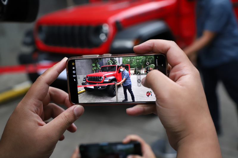 KPK tahan 3 tersangka kasus suap Inhutani di Lampung (Ashar/SinPo.id)