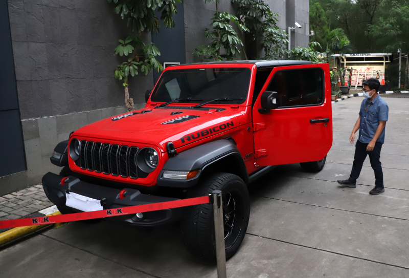 KPK tahan 3 tersangka kasus suap Inhutani di Lampung (Ashar/SinPo.id)