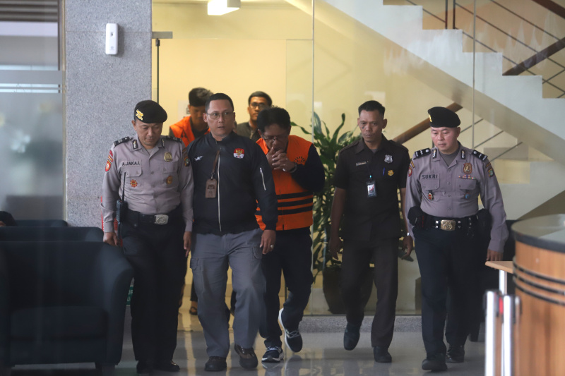 KPK tahan 3 tersangka kasus suap Inhutani di Lampung (Ashar/SinPo.id)