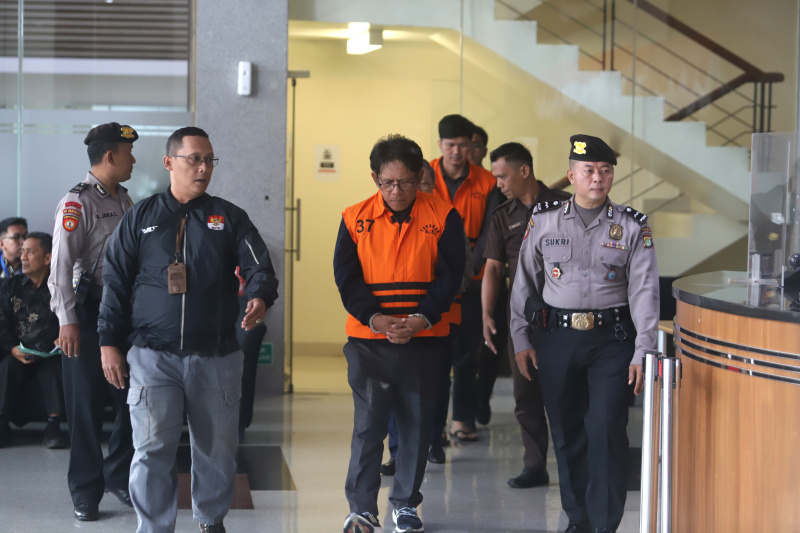 KPK tahan 3 tersangka kasus suap Inhutani di Lampung (Ashar/SinPo.id)