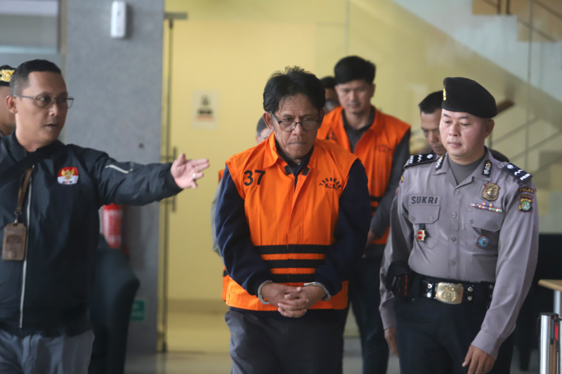 KPK tahan 3 tersangka kasus suap Inhutani di Lampung (Ashar/SinPo.id)