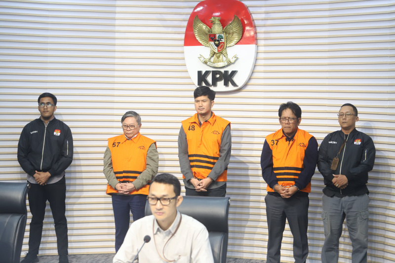 KPK tahan 3 tersangka kasus suap Inhutani di Lampung (Ashar/SinPo.id)