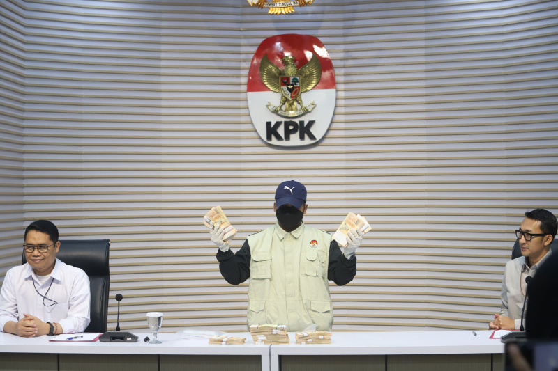 KPK tahan 3 tersangka kasus suap Inhutani di Lampung (Ashar/SinPo.id)