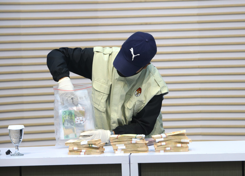 KPK tahan 3 tersangka kasus suap Inhutani di Lampung (Ashar/SinPo.id)