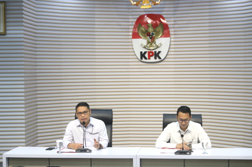 KPK menahan 5 tersangka kasus korupsi pajak di KPP Madya Jakarta Utara (Ashar/SinPo.id)
