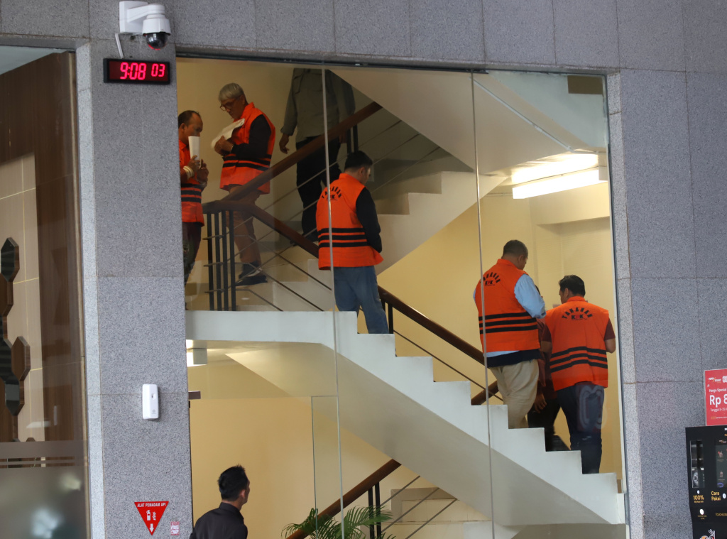 KPK menahan 5 tersangka kasus korupsi pajak di KPP Madya Jakarta Utara (Ashar/SinPo.id)