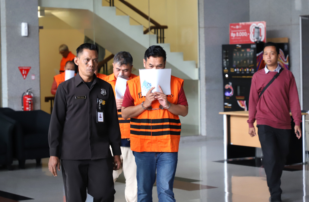 KPK menahan 5 tersangka kasus korupsi pajak di KPP Madya Jakarta Utara (Ashar/SinPo.id)