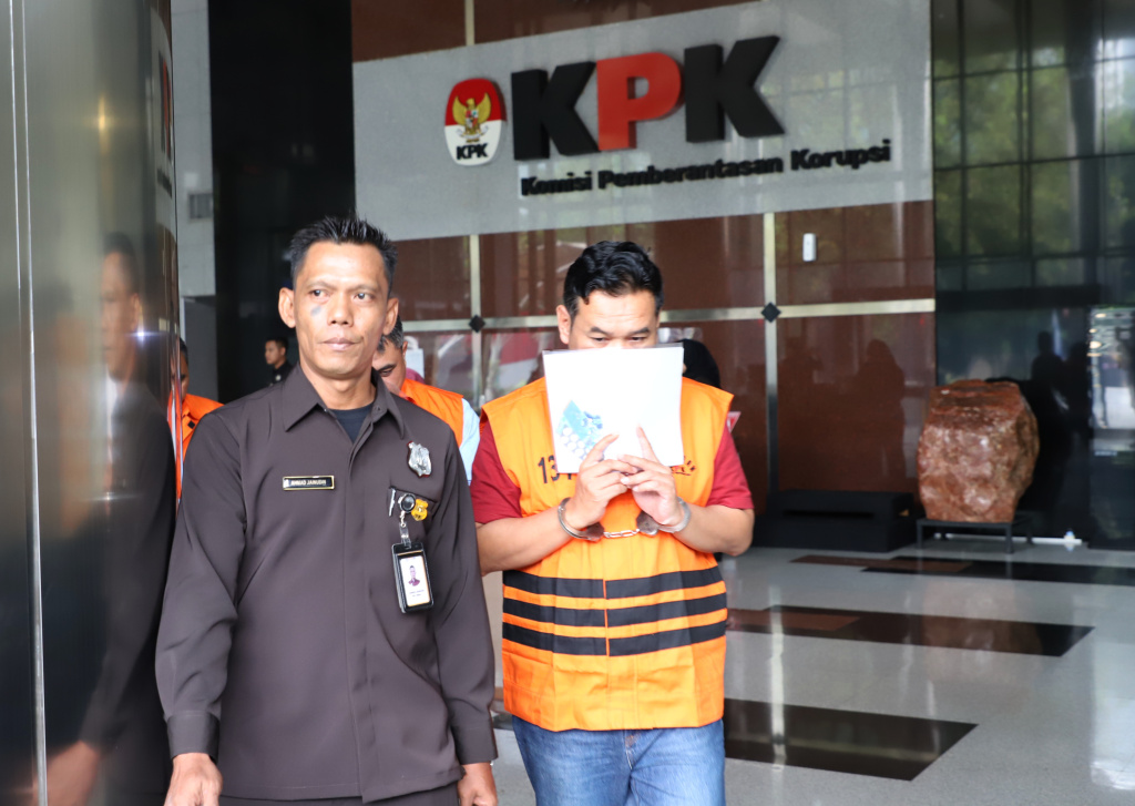 KPK menahan 5 tersangka kasus korupsi pajak di KPP Madya Jakarta Utara (Ashar/SinPo.id)