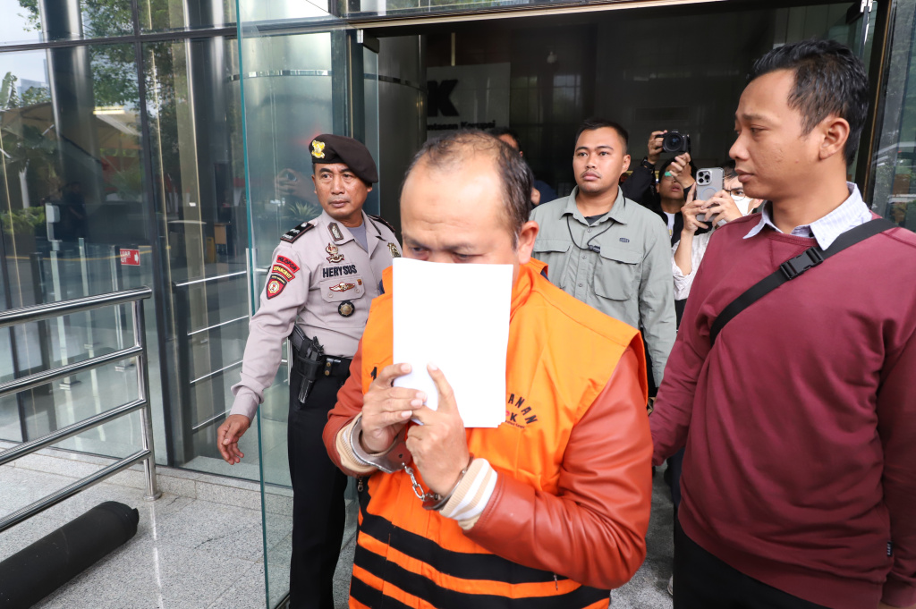 KPK menahan 5 tersangka kasus korupsi pajak di KPP Madya Jakarta Utara (Ashar/SinPo.id)