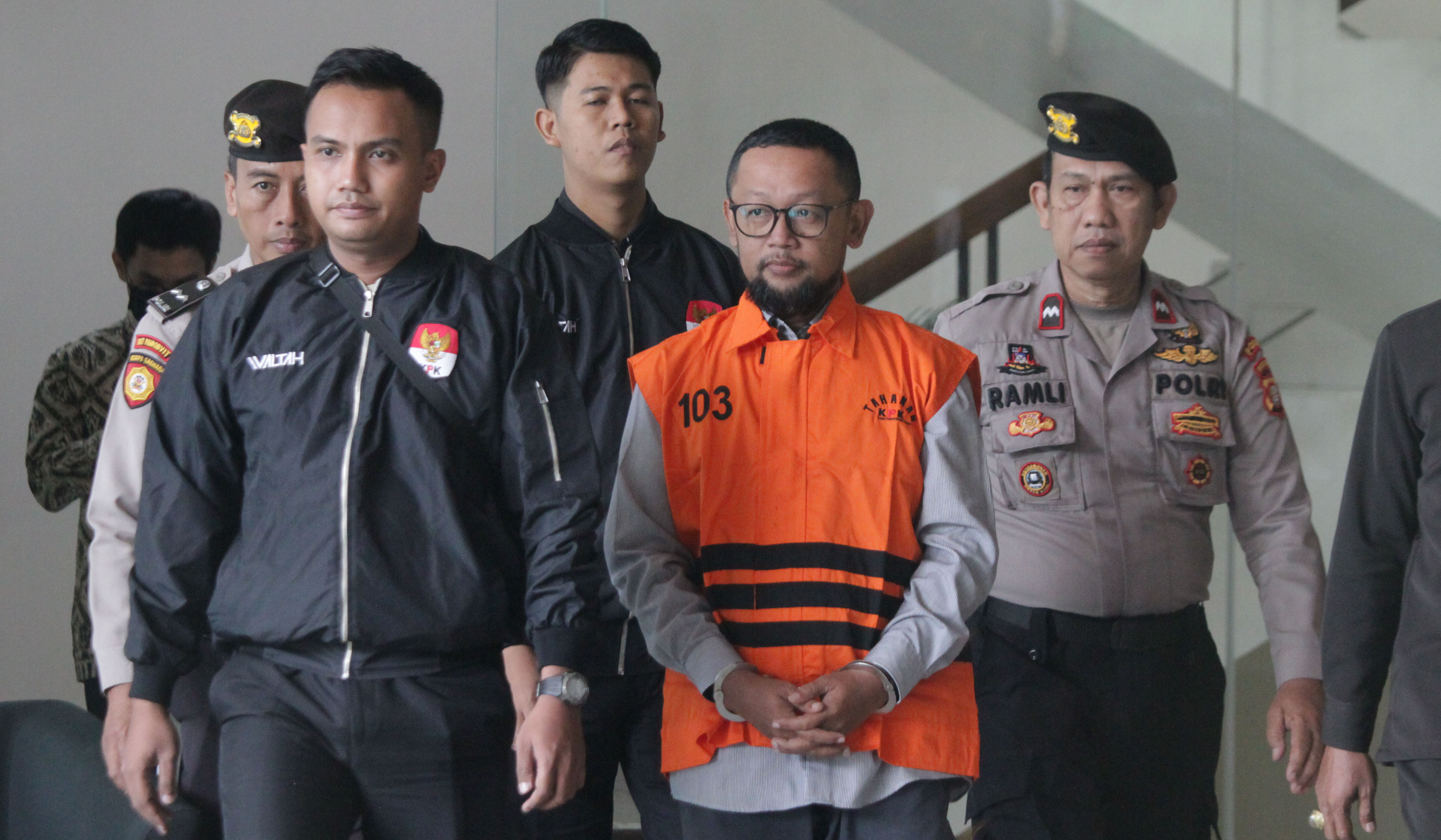 KPK tahan Gus Alex. (Agus Priatna/SinPo.id)