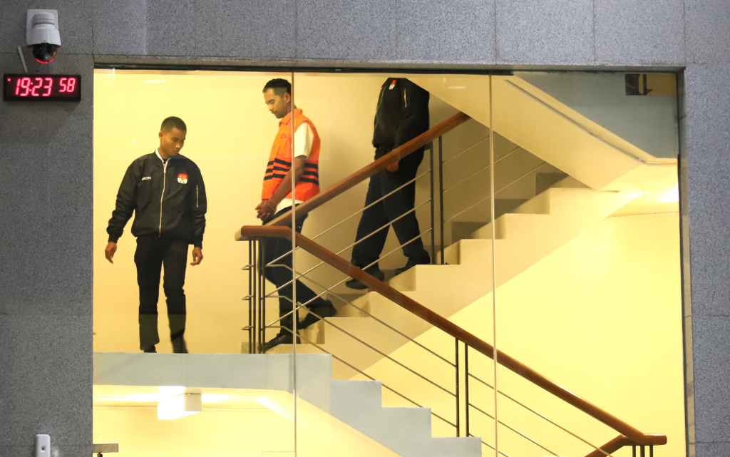 KPK menahan Inspektur Perkeretaapian Muhammad Chusnul terkait kasus korupsi DJKA Medan (Ashar/SinPo.id)