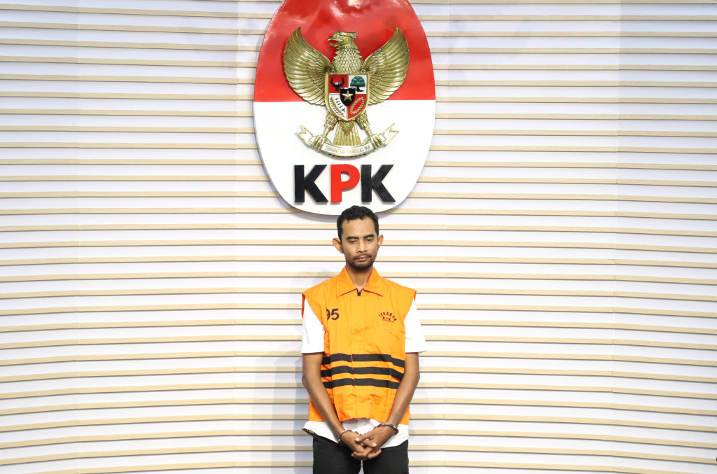 KPK menahan Inspektur Perkeretaapian Muhammad Chusnul terkait kasus korupsi DJKA Medan (Ashar/SinPo.id)