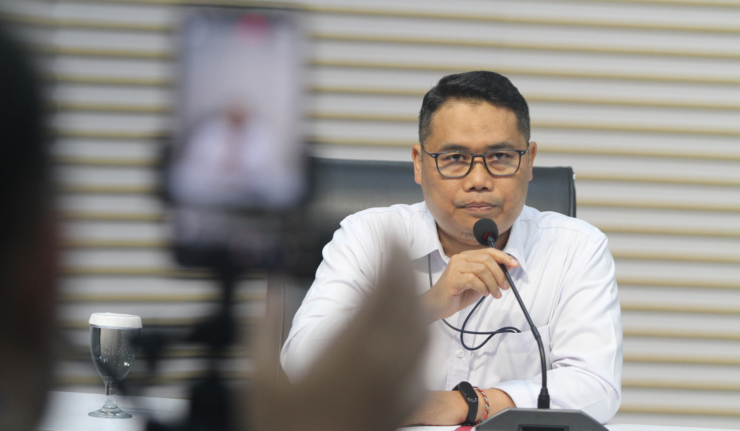 Tersangka kasus proyek DJKA Medan. (Agus Priatna/SinPo.id)