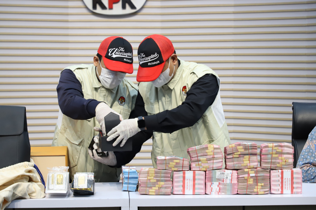 KPK sita barang bukti OTT terkait kasus dugaan suap jalur importasi Direktorat Jenderal Bea dan Cukai (Ashar/SinPo.id)