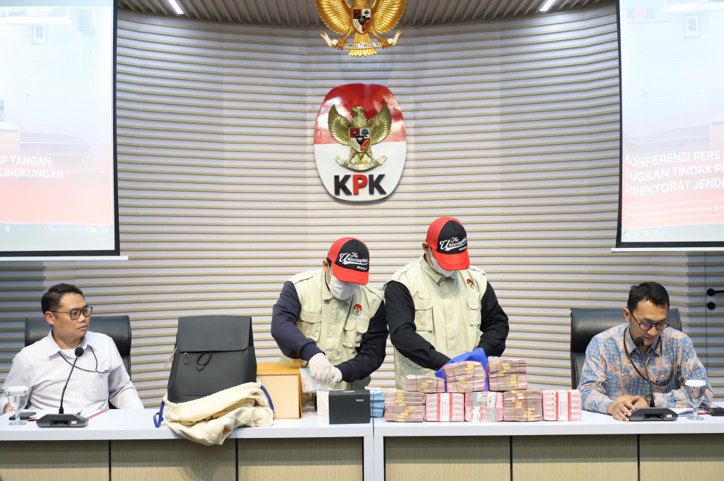 KPK sita barang bukti OTT terkait kasus dugaan suap jalur importasi Direktorat Jenderal Bea dan Cukai (Ashar/SinPo.id)