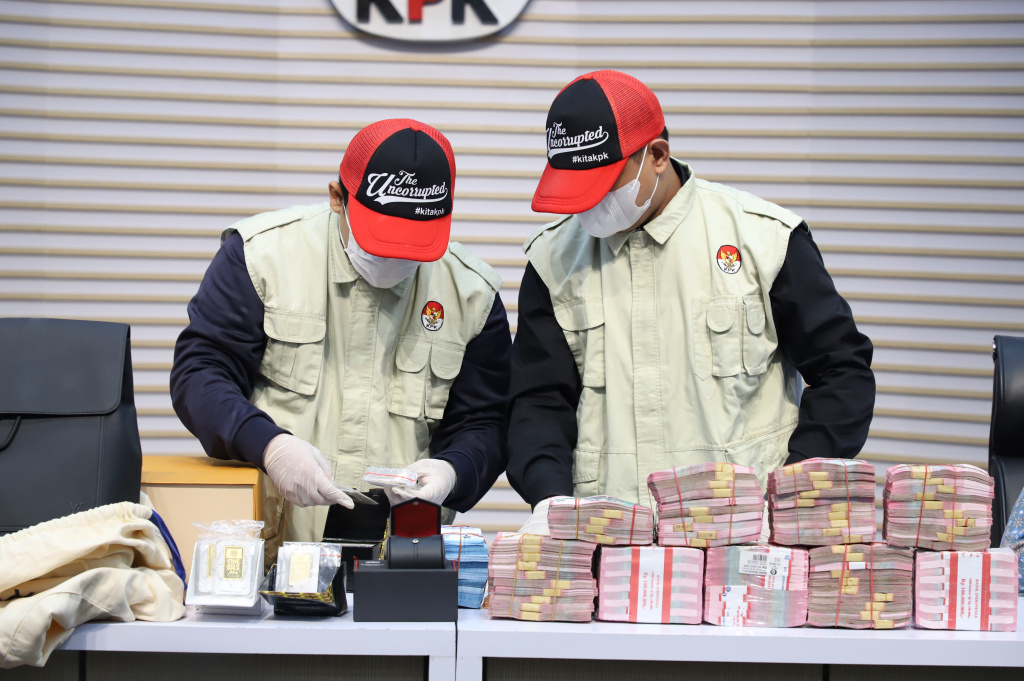 KPK sita barang bukti OTT terkait kasus dugaan suap jalur importasi Direktorat Jenderal Bea dan Cukai (Ashar/SinPo.id)