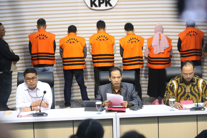 KPK tetapkan 7 tersangka atas dugaan korupsi penyuapan barang dan jasa di Pemprov Kalsel termasuk Gubernur Kalsel Sahbirin Noor (Ashar/SinPo.id)