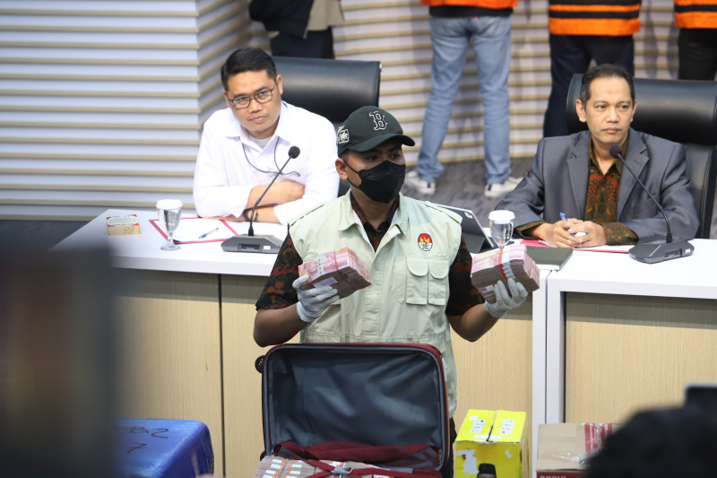 KPK tetapkan 7 tersangka atas dugaan korupsi penyuapan barang dan jasa di Pemprov Kalsel termasuk Gubernur Kalsel Sahbirin Noor (Ashar/SinPo.id)