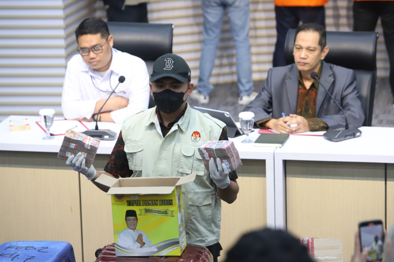 KPK tetapkan 7 tersangka atas dugaan korupsi penyuapan barang dan jasa di Pemprov Kalsel termasuk Gubernur Kalsel Sahbirin Noor (Ashar/SinPo.id)