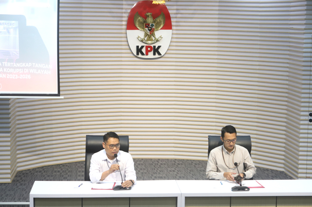 KPK menunjukan hasil barang bukti OTT Bupati Pekalongan Fadia Arafiq (Ashar/SinPo.id)