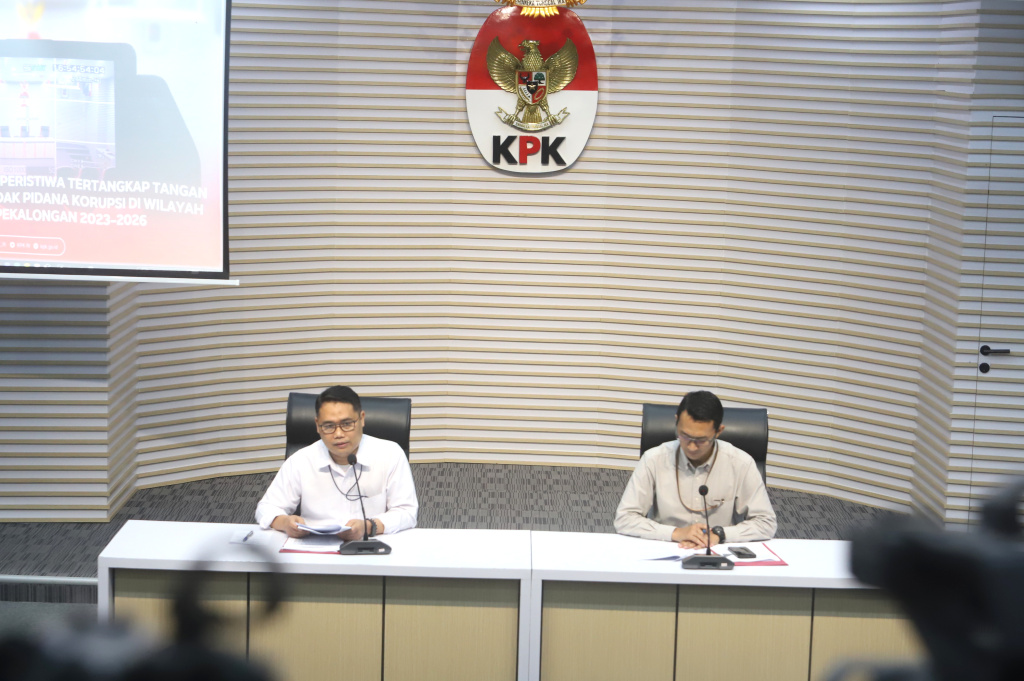 KPK menunjukan hasil barang bukti OTT Bupati Pekalongan Fadia Arafiq (Ashar/SinPo.id)