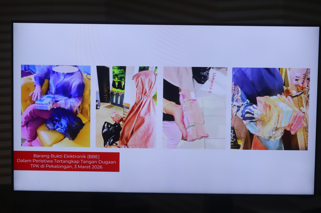 KPK menunjukan hasil barang bukti OTT Bupati Pekalongan Fadia Arafiq (Ashar/SinPo.id)