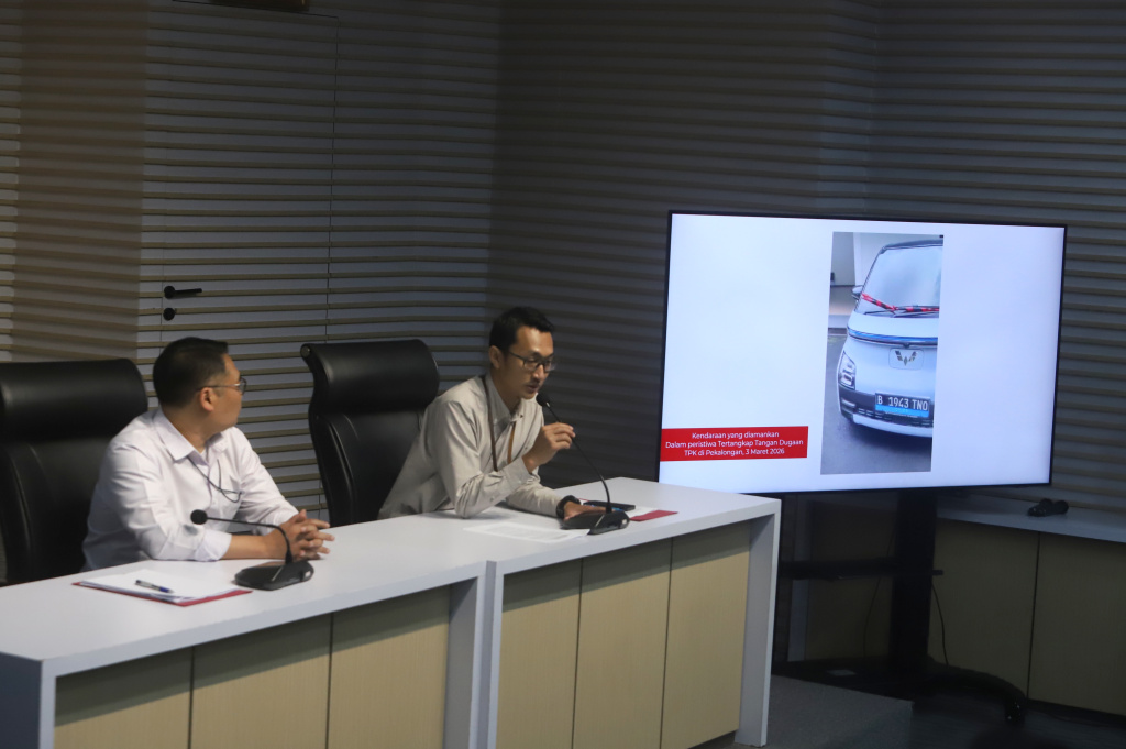 KPK menunjukan hasil barang bukti OTT Bupati Pekalongan Fadia Arafiq (Ashar/SinPo.id)