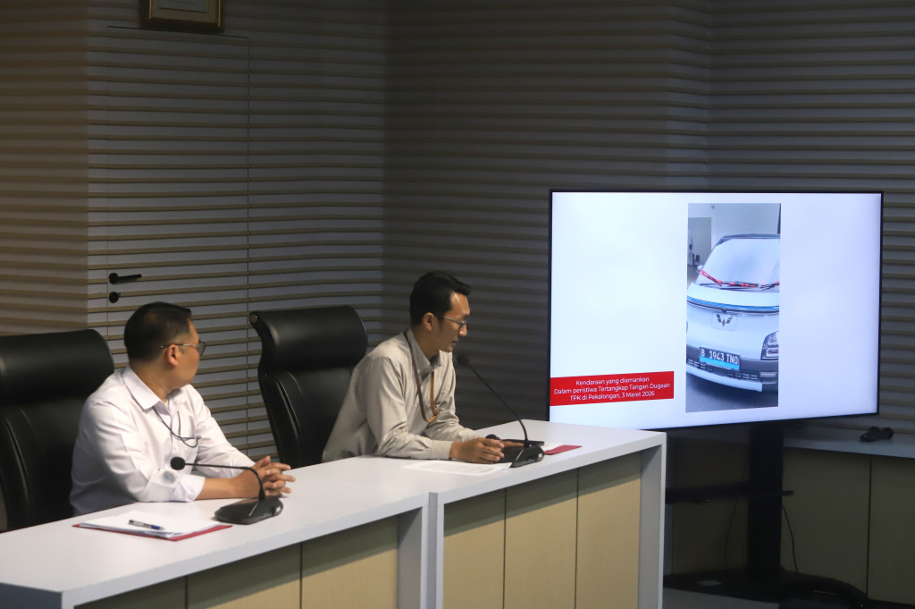 KPK menunjukan hasil barang bukti OTT Bupati Pekalongan Fadia Arafiq (Ashar/SinPo.id)