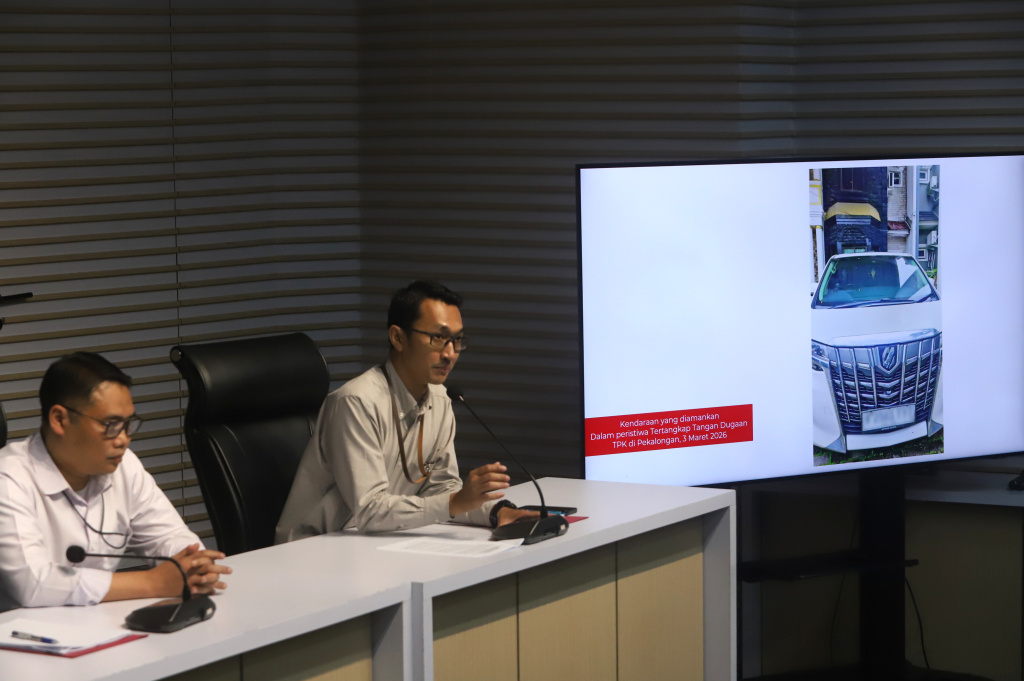 KPK menunjukan hasil barang bukti OTT Bupati Pekalongan Fadia Arafiq (Ashar/SinPo.id)