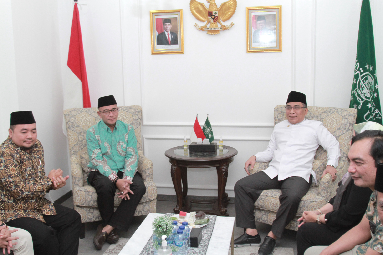 Ketua KPU Hasyim Asy'ari menggelar pertemuan dengan Ketua Umum PBNU KH. Yahya Cholil Staquf untuk membahas persiapan penyelenggaraan Pemilu 2024 (Ashar/SinPo.id)