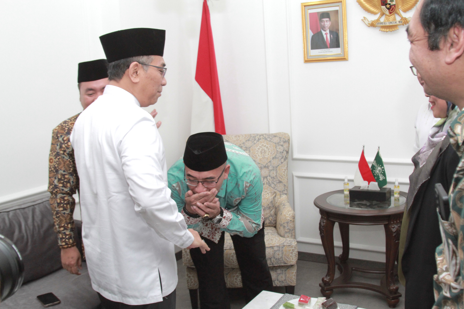 Ketua KPU Hasyim Asy'ari menggelar pertemuan dengan Ketua Umum PBNU KH. Yahya Cholil Staquf untuk membahas persiapan penyelenggaraan Pemilu 2024 (Ashar/SinPo.id)