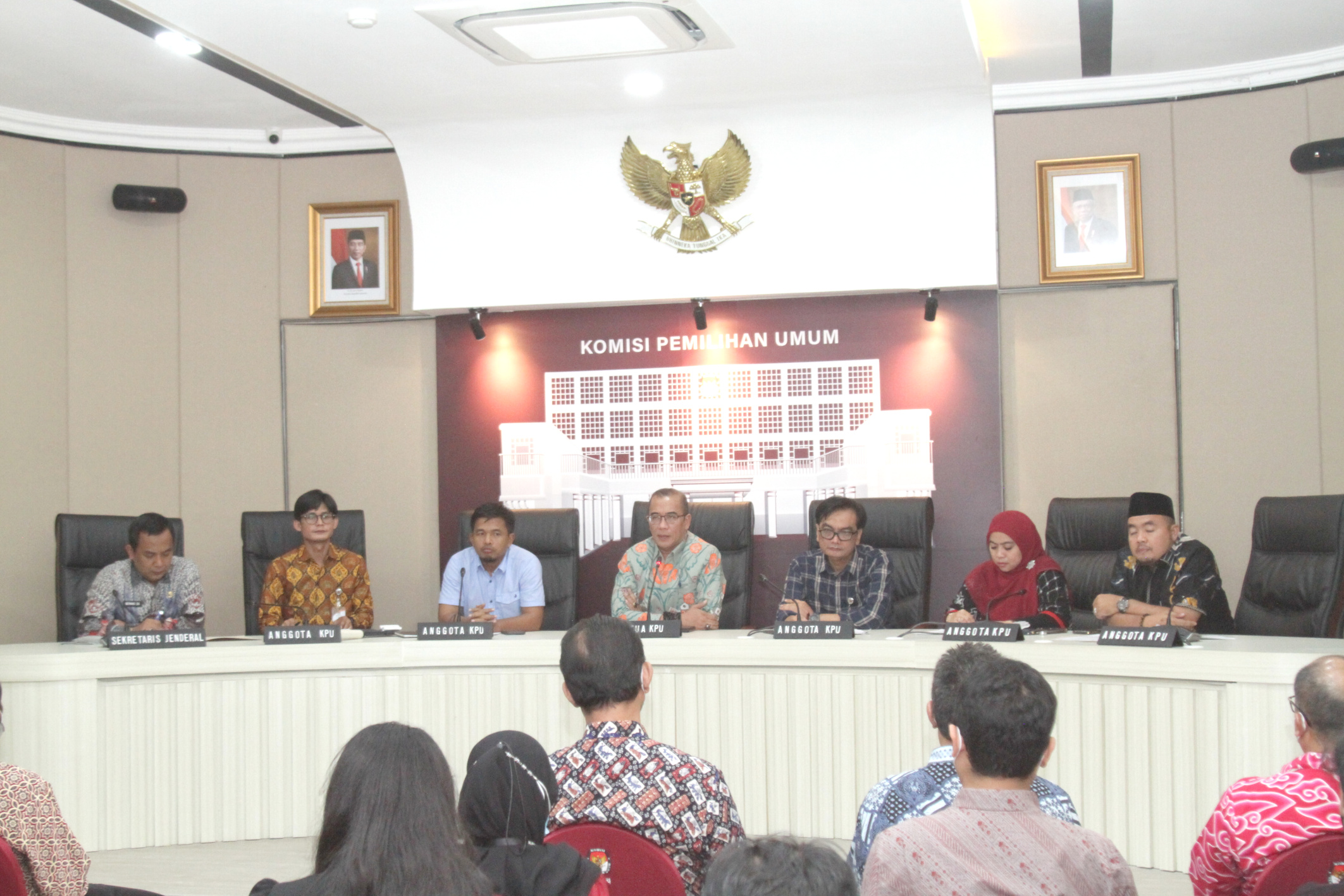 Ketua KPU Hasyim Asy'ari saat membuka diskusi pendaftaran parpol pemilu 2024 (Ashar/SinPo.id)