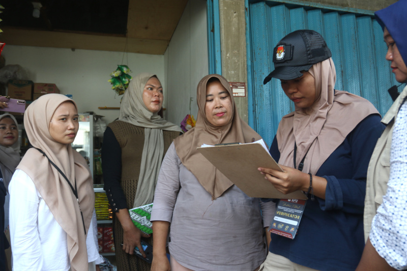 petugas dari Panitia Pemilih Kecamatan (PPK) Kepulauan Seribu sedang memverifikasi faktual disalah satu rumah warga di Kepulauan Kelapa, Kepulauan Seribu (Ashar/SinPo.id)