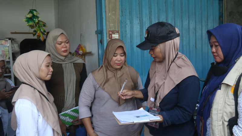 petugas dari Panitia Pemilih Kecamatan (PPK) Kepulauan Seribu sedang memverifikasi faktual disalah satu rumah warga di Kepulauan Kelapa, Kepulauan Seribu (Ashar/SinPo.id)