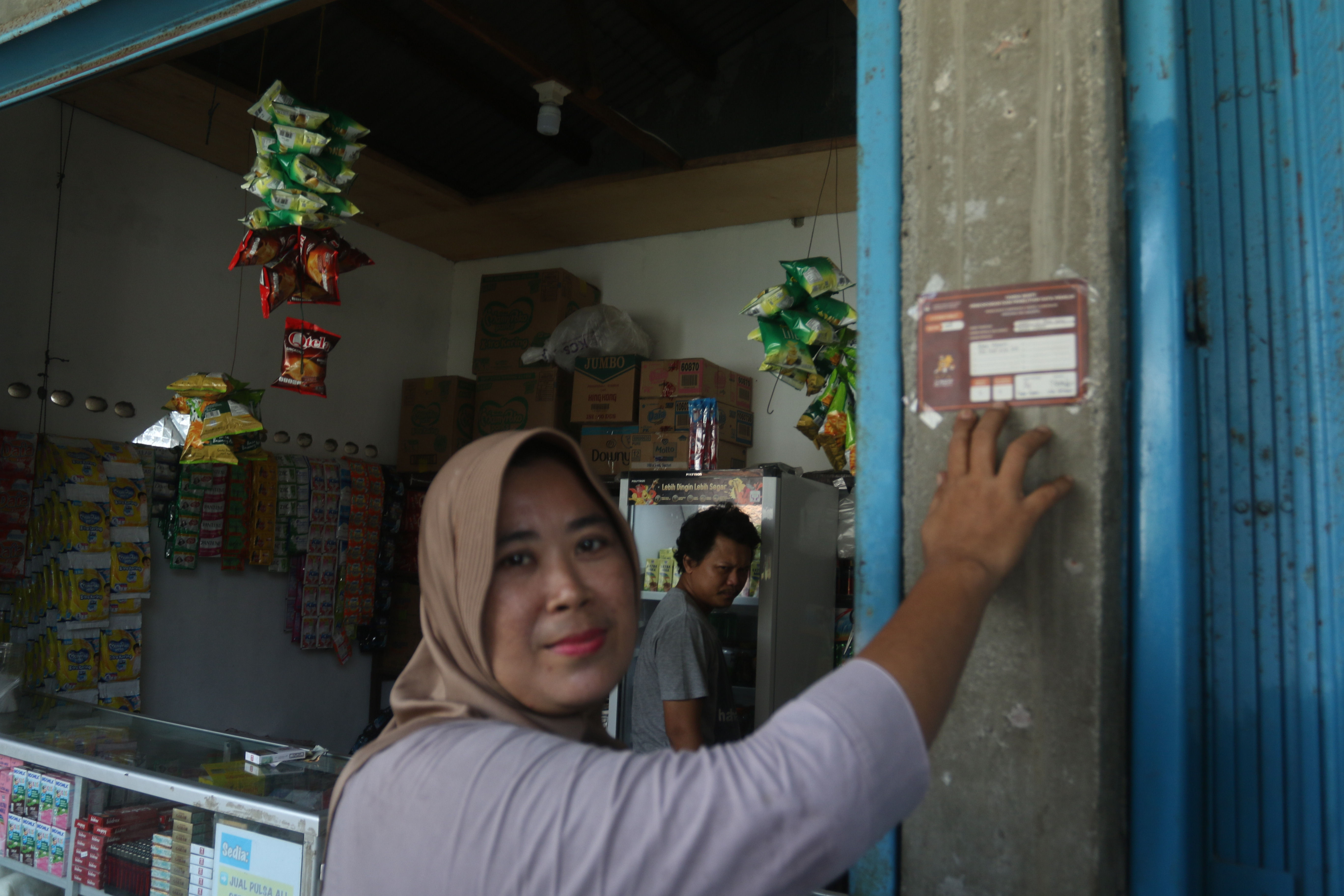 petugas dari Panitia Pemilih Kecamatan (PPK) Kepulauan Seribu sedang memverifikasi faktual disalah satu rumah warga di Kepulauan Kelapa, Kepulauan Seribu (Ashar/SinPo.id)