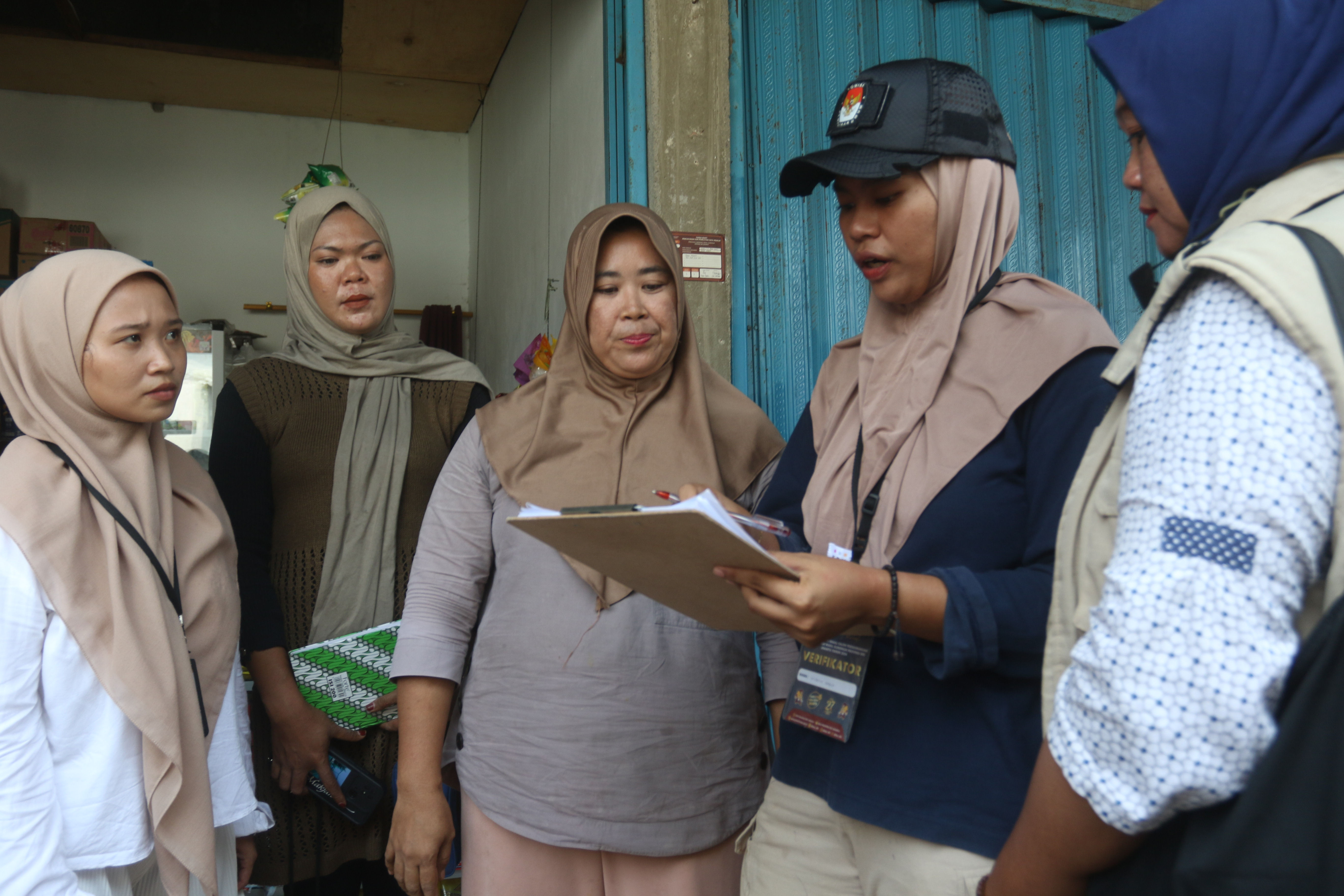 petugas dari Panitia Pemilih Kecamatan (PPK) Kepulauan Seribu sedang memverifikasi faktual disalah satu rumah warga di Kepulauan Kelapa, Kepulauan Seribu (Ashar/SinPo.id)