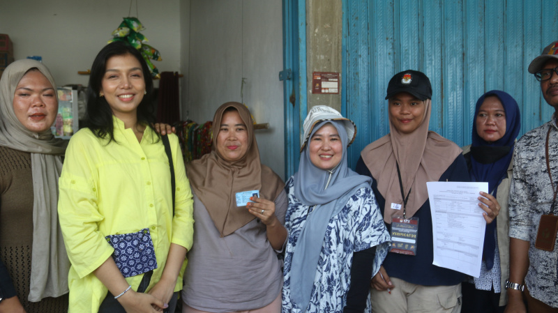 petugas dari Panitia Pemilih Kecamatan (PPK) Kepulauan Seribu sedang memverifikasi faktual disalah satu rumah warga di Kepulauan Kelapa, Kepulauan Seribu (Ashar/SinPo.id)