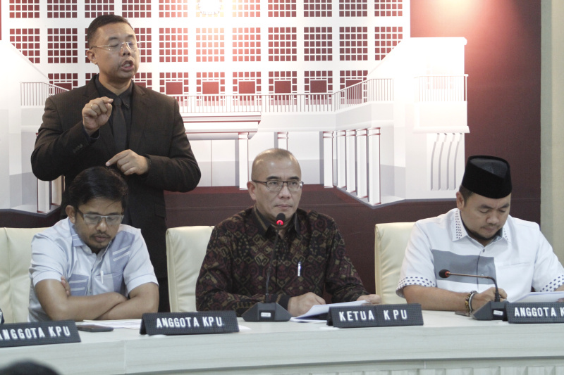 KPU RI gelar konfrensi pers jelang penetapan nomer urut Capres-Cawapres besok (Ashar/SinPo.id)