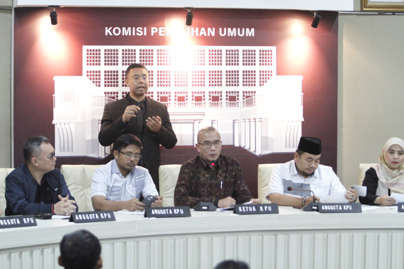 KPU RI gelar konfrensi pers jelang penetapan nomer urut Capres-Cawapres besok (Ashar/SinPo.id)