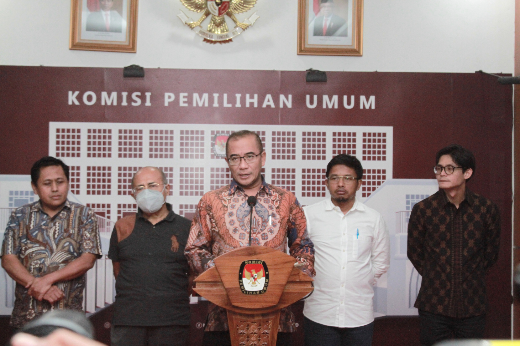 Ketua KPU Hasyim Asy'ari menggelar konfrensi pers terkait putusan MK atas judicial review UU Nomer 7 Tahun 2017 terkait kewenangan penyusunan daerah pemilihan dan pemilu 2024 (Ashar/SinPo.id)