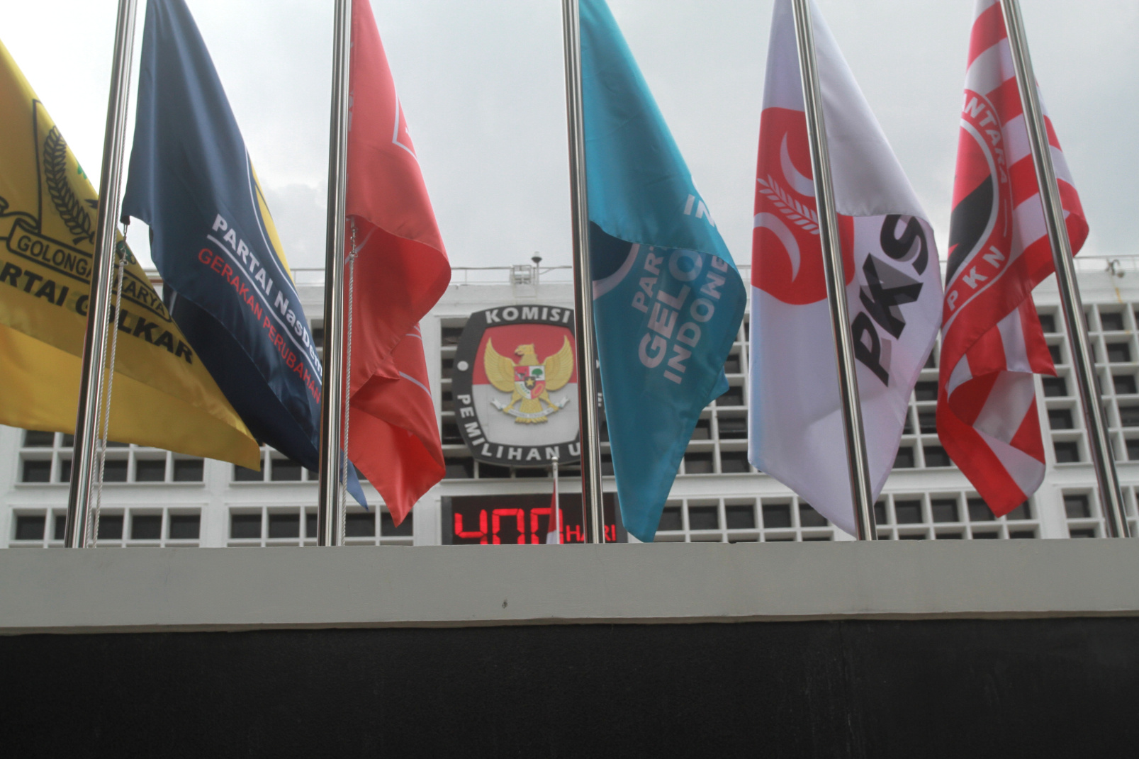 KPU memasang 18 Bendera Parpol peserta Pemilu 2024 (Ashar/SinPo.id)