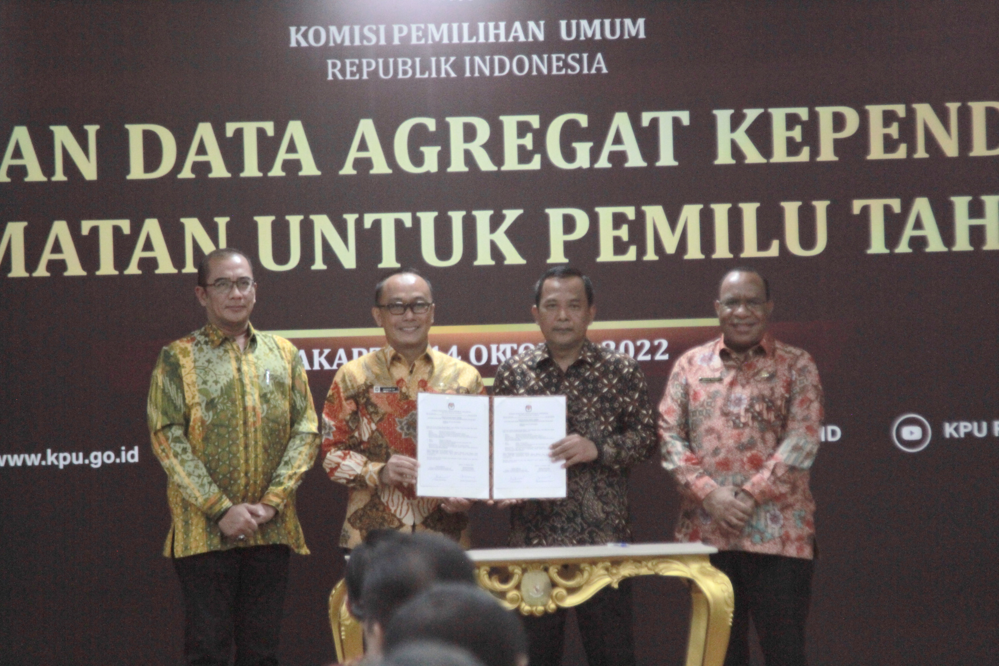 KPU penyerahan data agregat Kependudukan per kecamatan (DAK2) (Ashar/Sinpo.id)