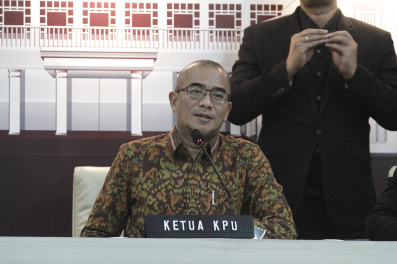 Ketua KPU RI Hasyim Asy'ari menggelar konfrensi pers menjelang debat keempat Cawapres pada hari minggu di JCC (Ashar/SinPo.id)