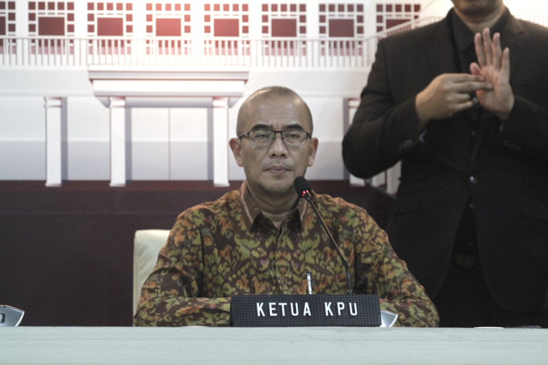 Ketua KPU RI Hasyim Asy'ari menggelar konfrensi pers menjelang debat keempat Cawapres pada hari minggu di JCC (Ashar/SinPo.id)