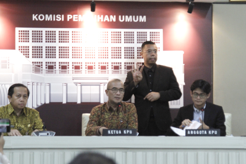 Ketua KPU RI Hasyim Asy'ari menggelar konfrensi pers menjelang debat keempat Cawapres pada hari minggu di JCC (Ashar/SinPo.id)